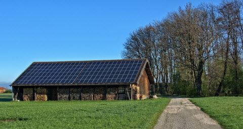 太陽光発電を設置した納屋