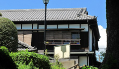 日本家屋の屋根と日光